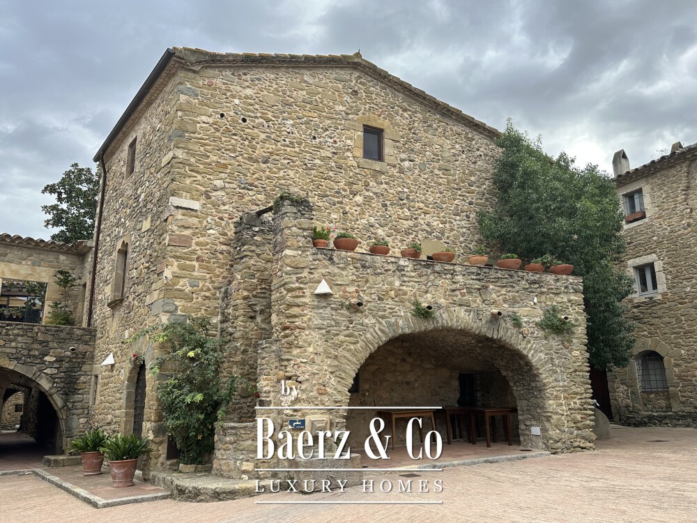 Stone House in Monells image