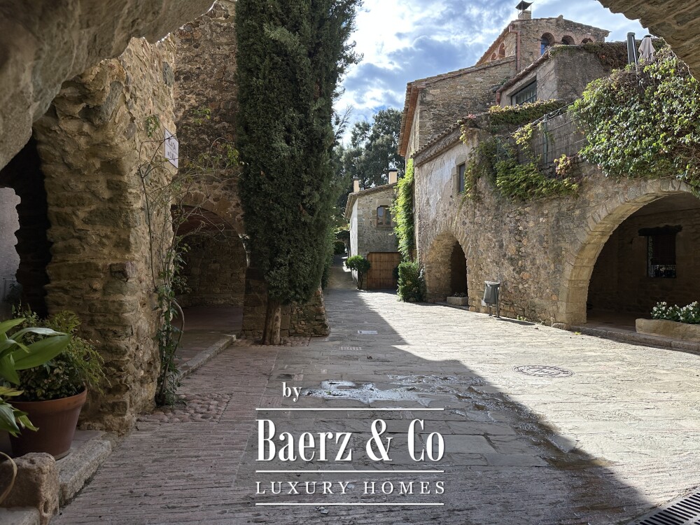 Stone House in Monells image