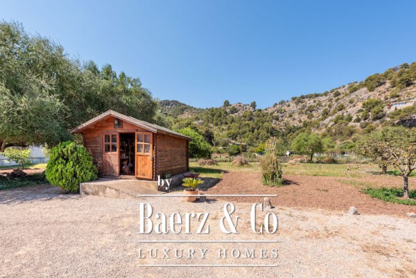 photo 13 This semi-detached townhouse, situated just two minutes' walk from Repic beach, offers just that- a sunny garden and easy access to the beach.