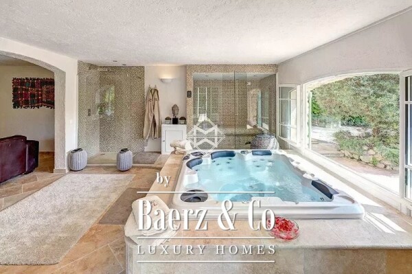 photo 11 Provençal in a gated domain.