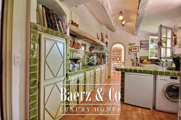 photo 7 Provençal house with sea view in sought-after estate