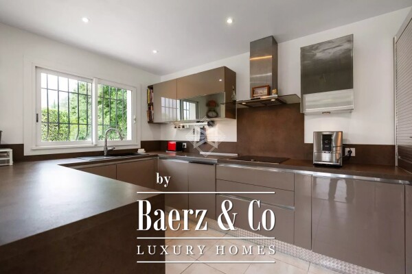 photo 8 Charming Villa Nestled in a Green Oasis