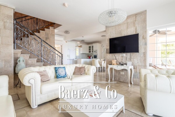 photo 1 Mimice, jedinstvena vila s bazenom i idiličnom okućnicom