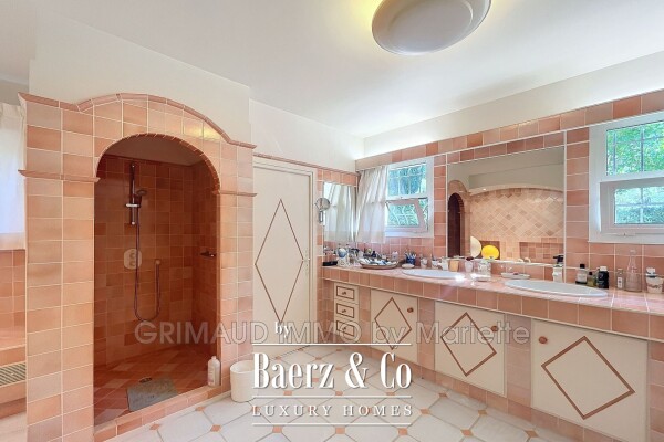 photo 10 Grimaud, France