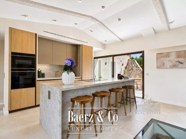photo 10 Elegant 5-Bedroom Villa with Pool in Castellaras Aréa