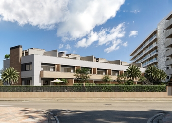 Grand Residence with Private Garden and Rooftop Pool